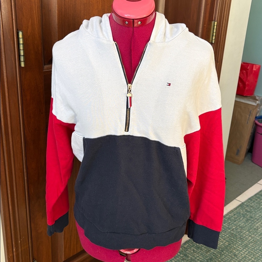 Tommy Hilfiger hoodie Half zip front / muff pocket
Red white blue long sleeves